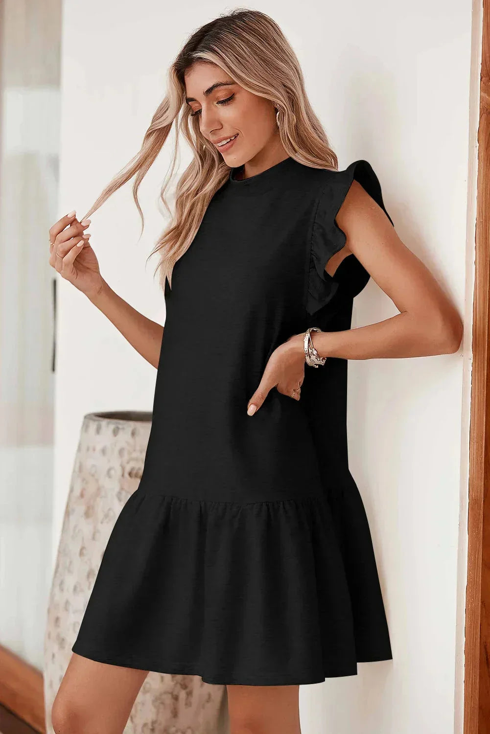 Vestito corto nero da donna con volant e Maniche corte