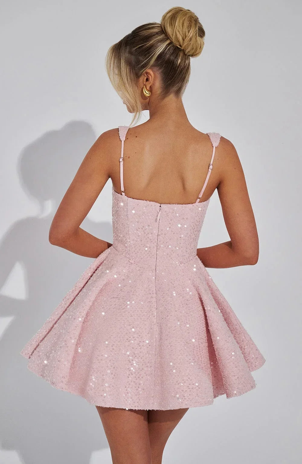 Vestito corto da donna con paillettes, bretelle e fiocco