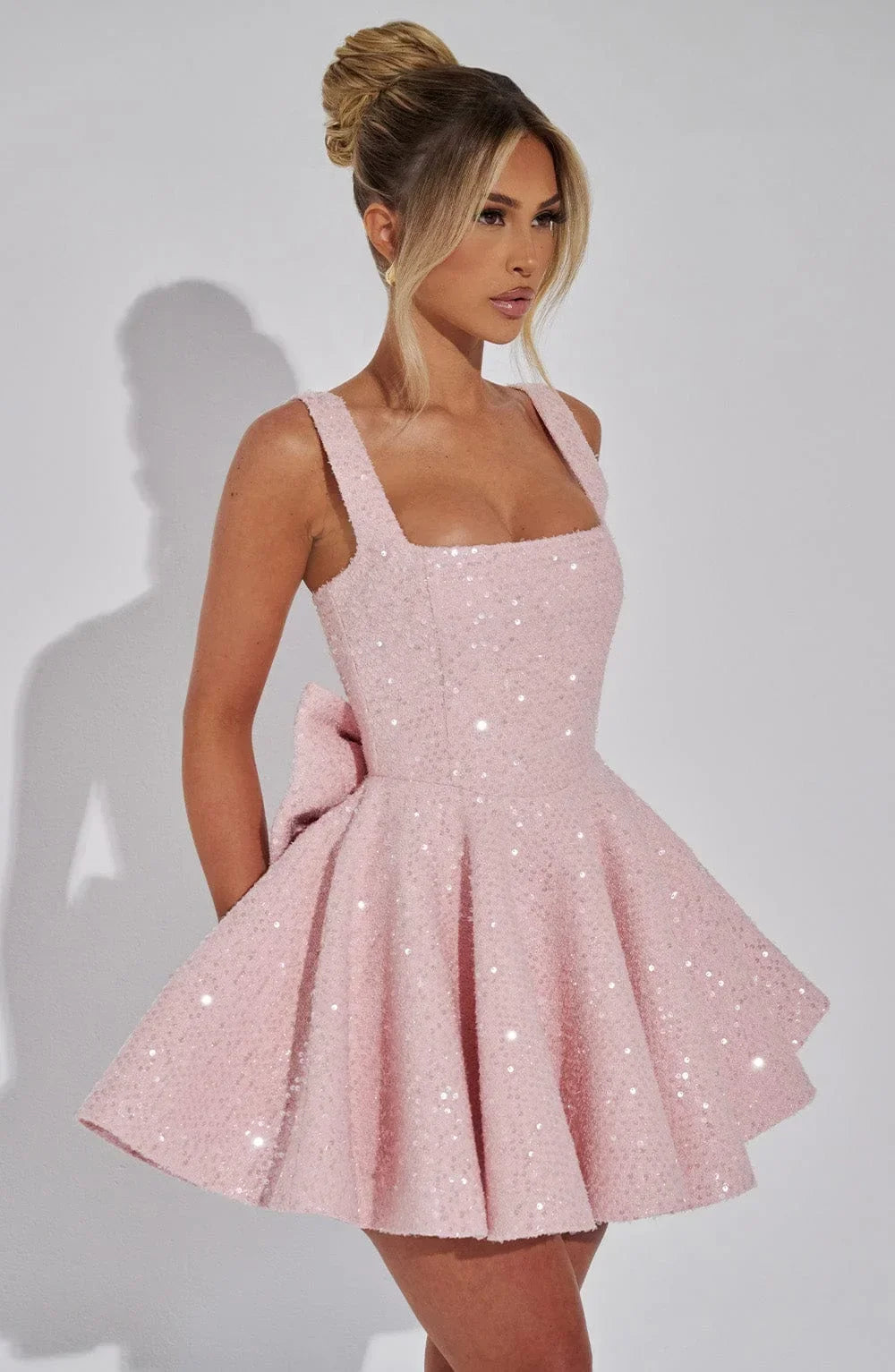 Vestito corto da donna con paillettes, bretelle e fiocco