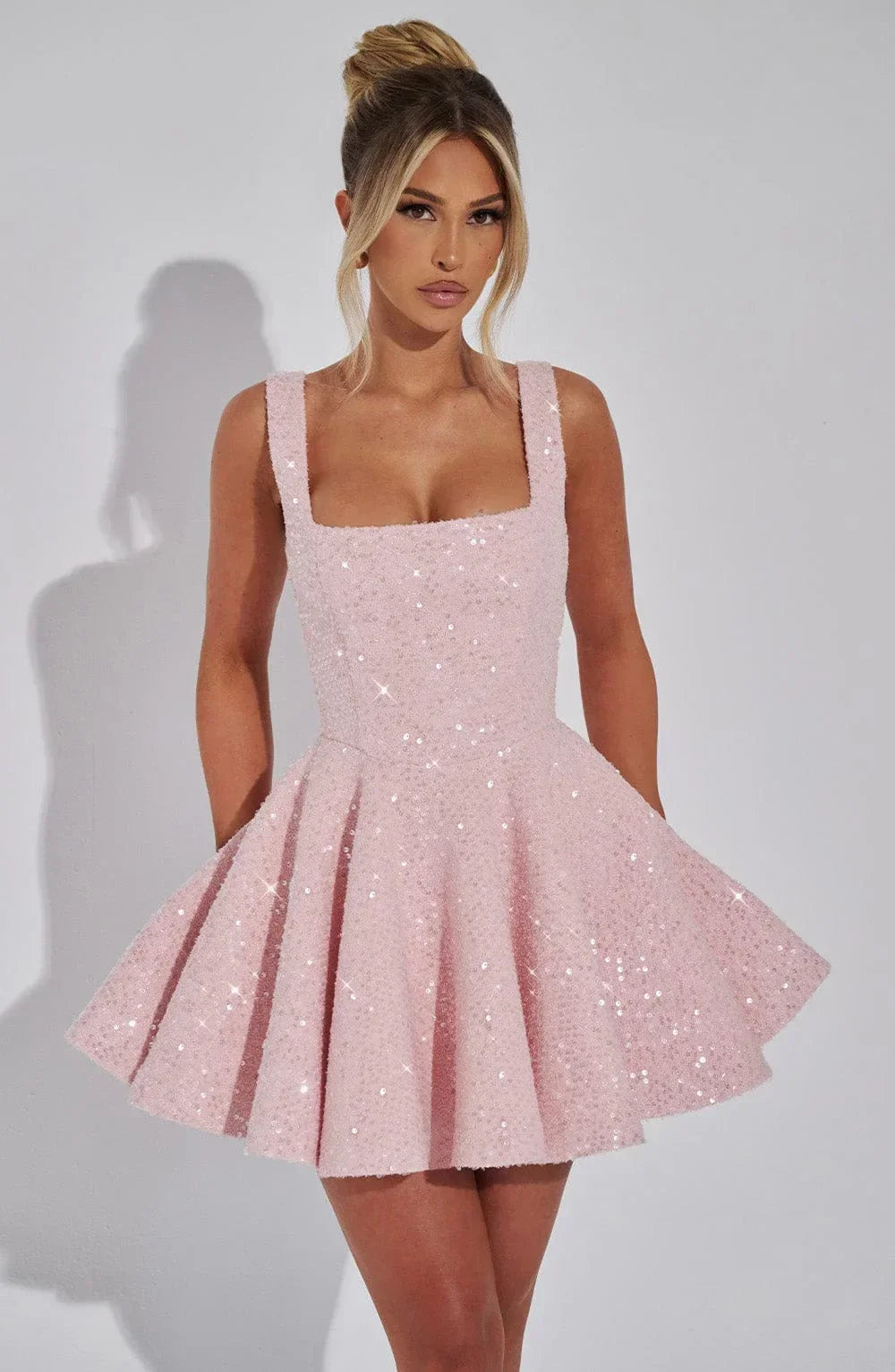 Vestito corto da donna con paillettes, bretelle e fiocco
