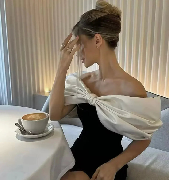 Vestito corto con Spalle scoperte con grande fiocco decorativo
