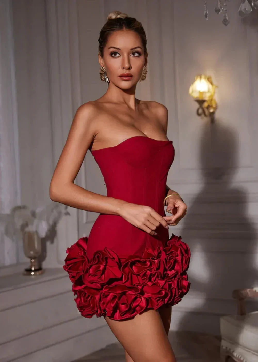 Vestito corto a bustier rosso con dettagli floreali