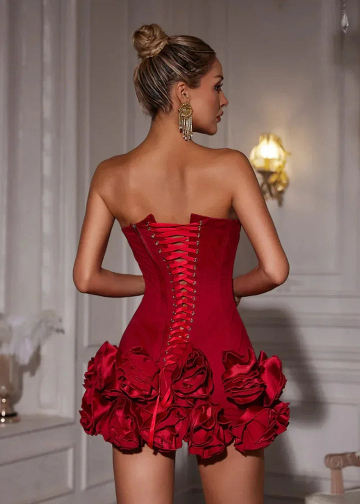 Vestito corto a bustier rosso con dettagli floreali
