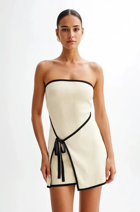 Vestito corto beige senza maniche bordi neri con fiocco