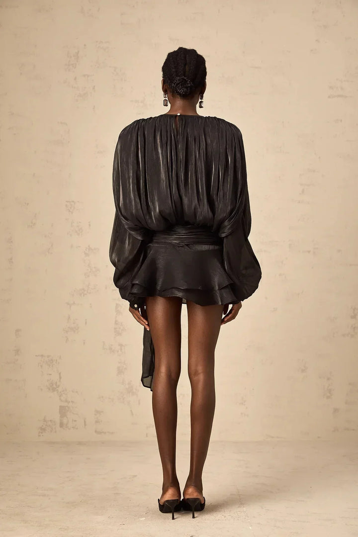 Vestito corto fluido con maniche lunghe e cintura annodata