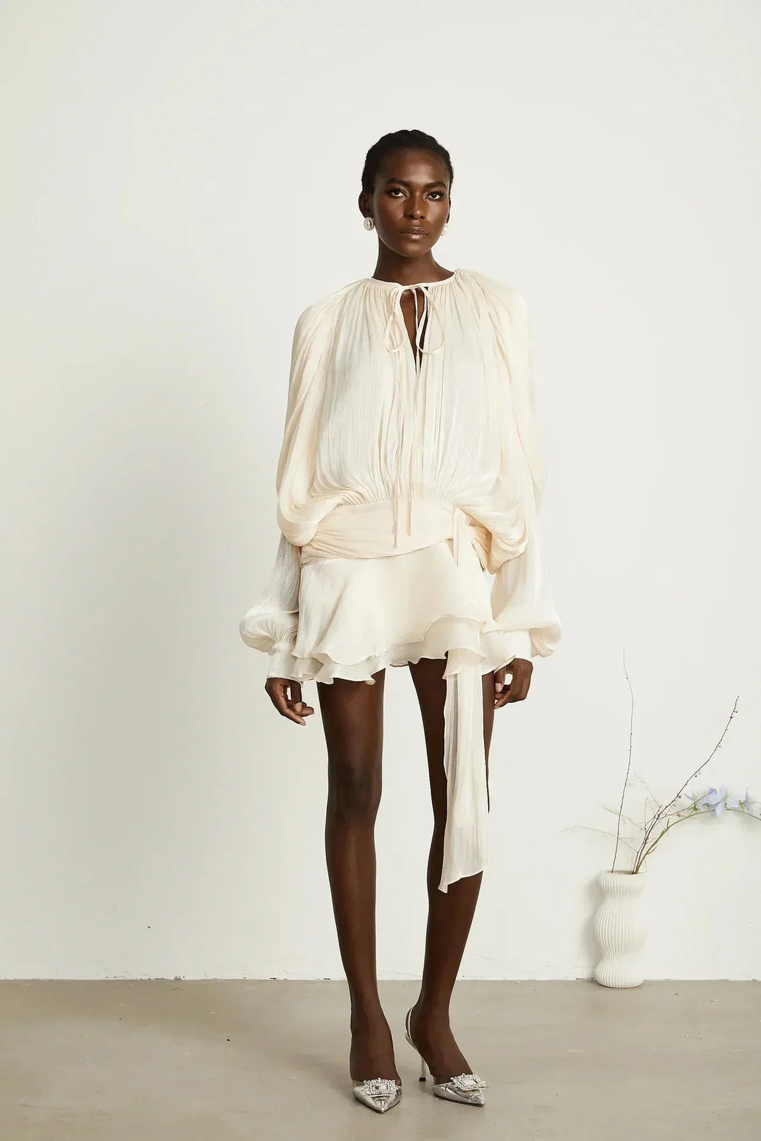 Vestito corto fluido con maniche lunghe e cintura annodata