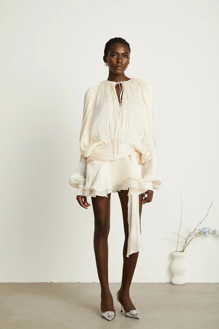 Vestito corto fluido con maniche lunghe e cintura annodata