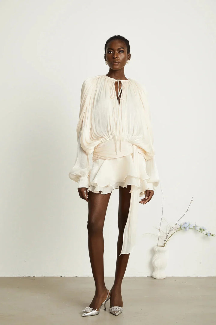 Vestito corto fluido con maniche lunghe e cintura annodata