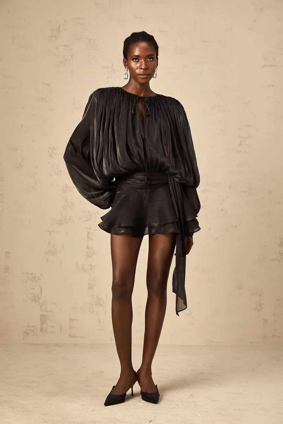 Vestito corto fluido con maniche lunghe e cintura annodata