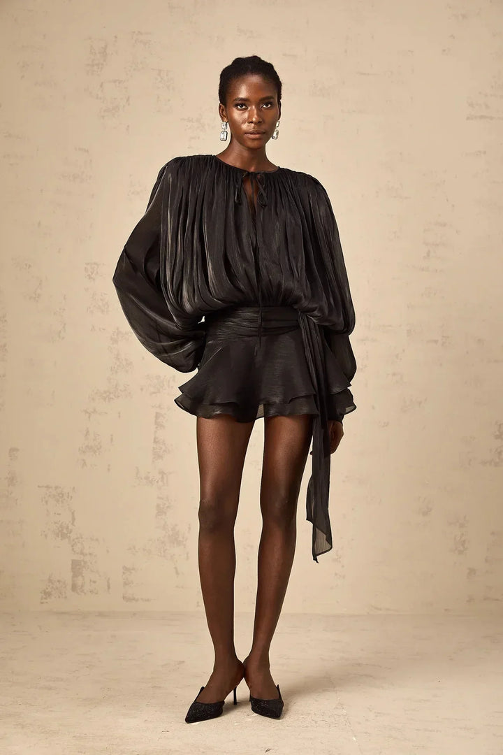 Vestito corto fluido con maniche lunghe e cintura annodata