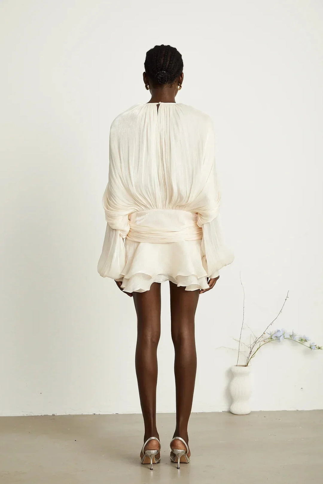 Vestito corto fluido con maniche lunghe e cintura annodata