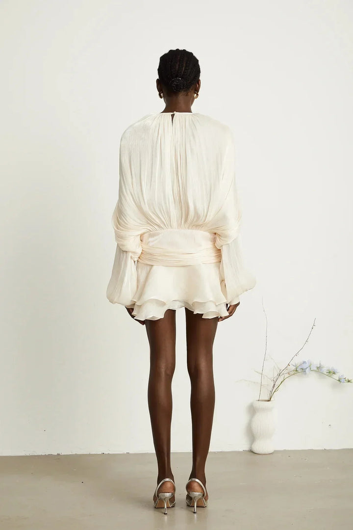 Vestito corto fluido con maniche lunghe e cintura annodata