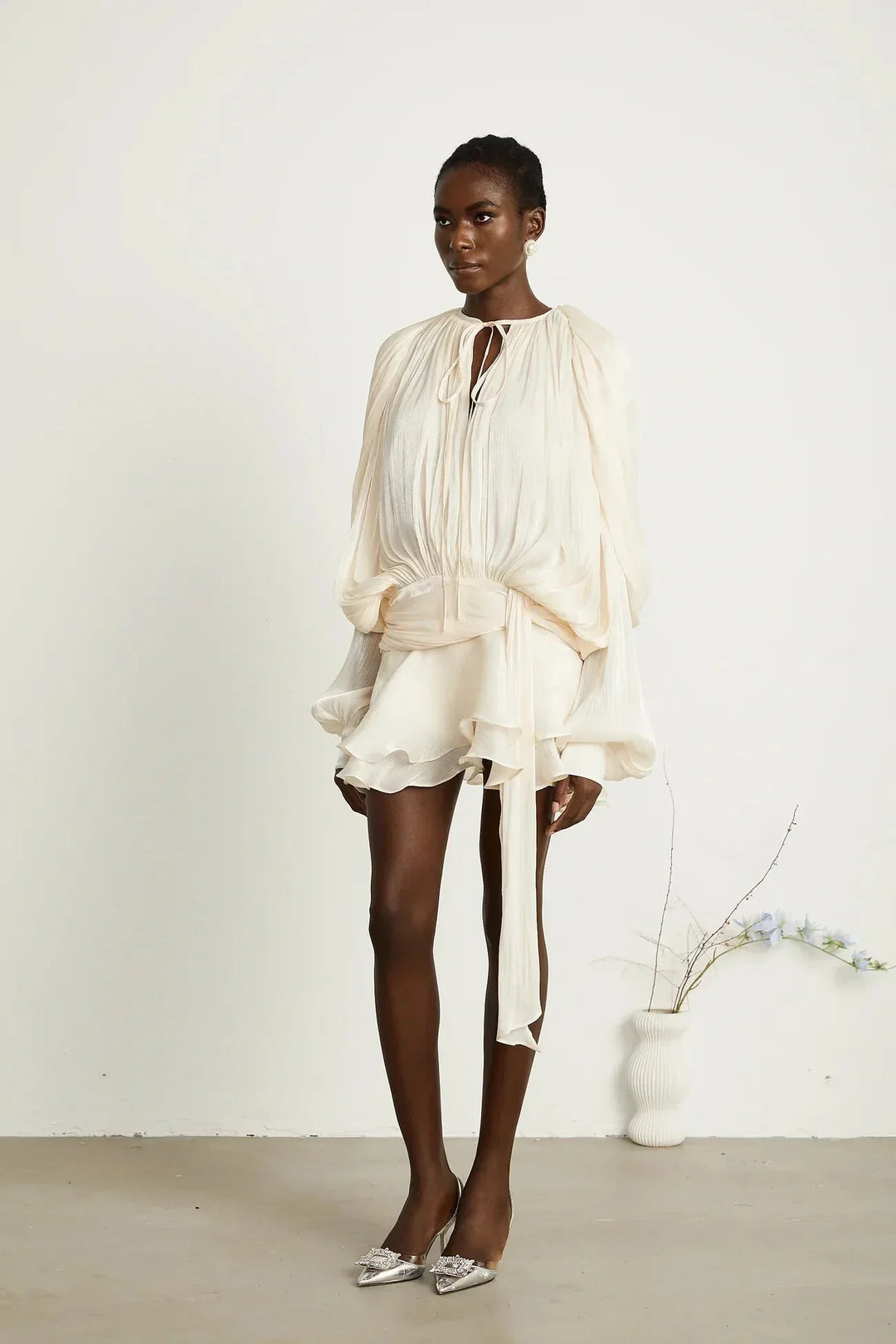 Vestito corto fluido con maniche lunghe e cintura annodata