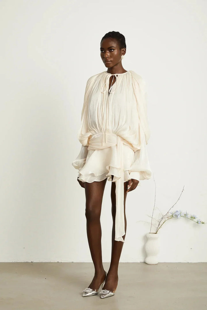 Vestito corto fluido con maniche lunghe e cintura annodata