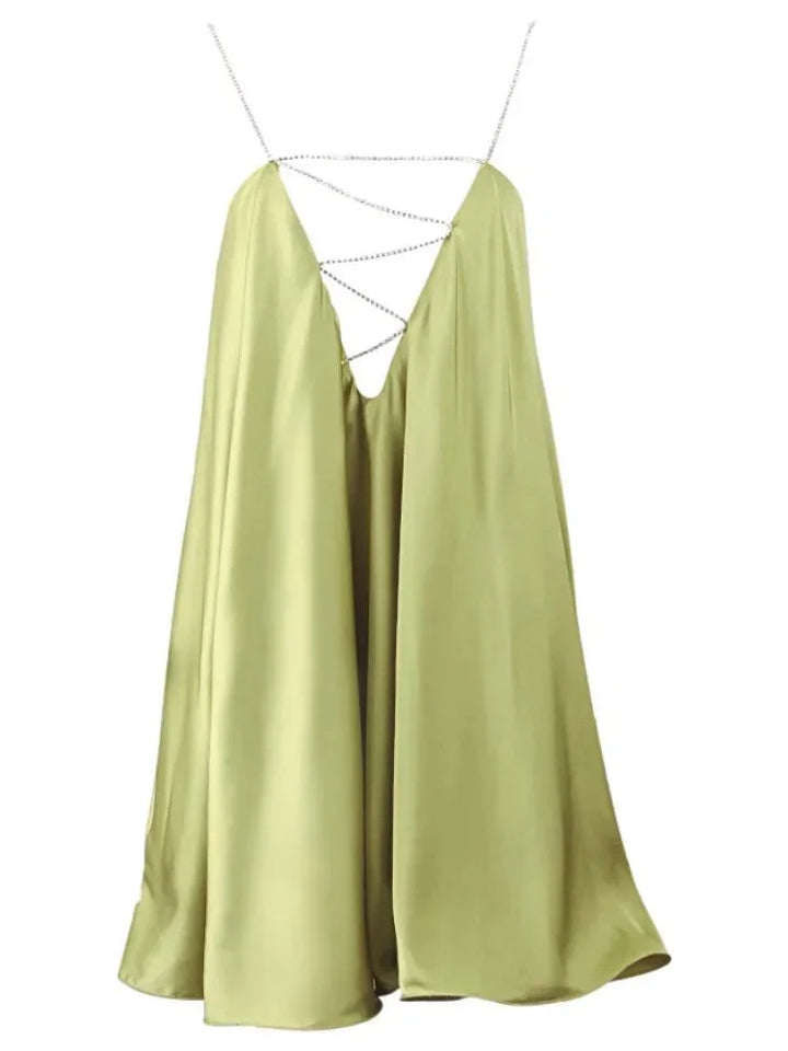 Vestito corto fluido con catena decorativa da sera