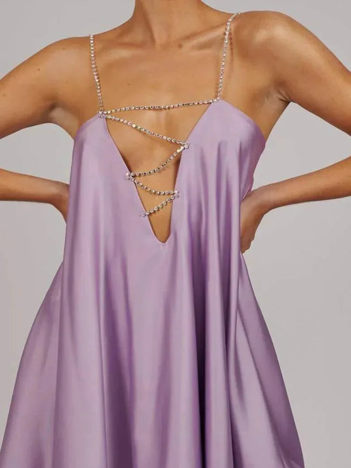 Vestito corto fluido con catena decorativa da sera