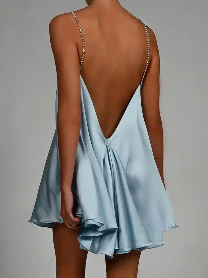 Vestito corto fluido con catena decorativa da sera