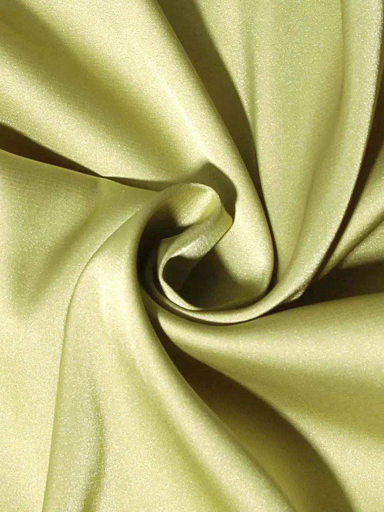 Vestito corto fluido con catena decorativa da sera