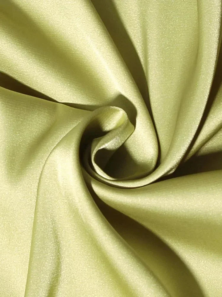 Vestito corto fluido con catena decorativa da sera