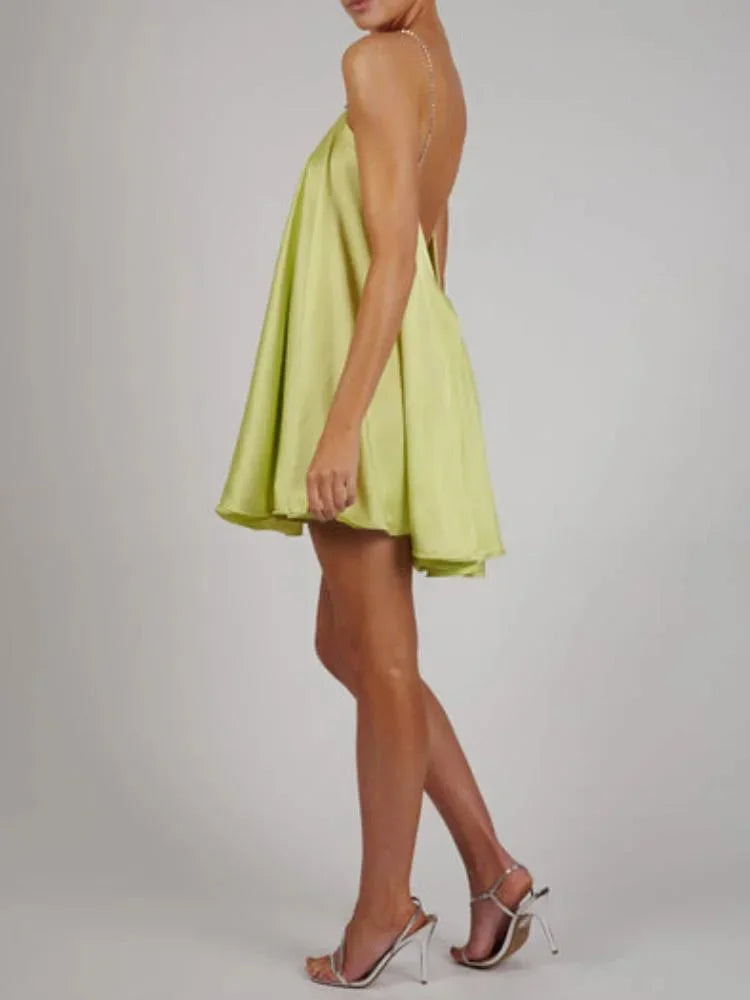 Vestito corto fluido con catena decorativa da sera