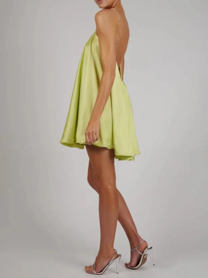 Vestito corto fluido con catena decorativa da sera