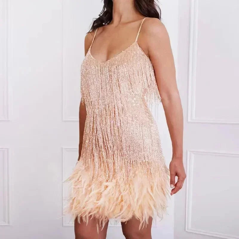 Vestito corto da sera con paillettes e piume, spalline sottili