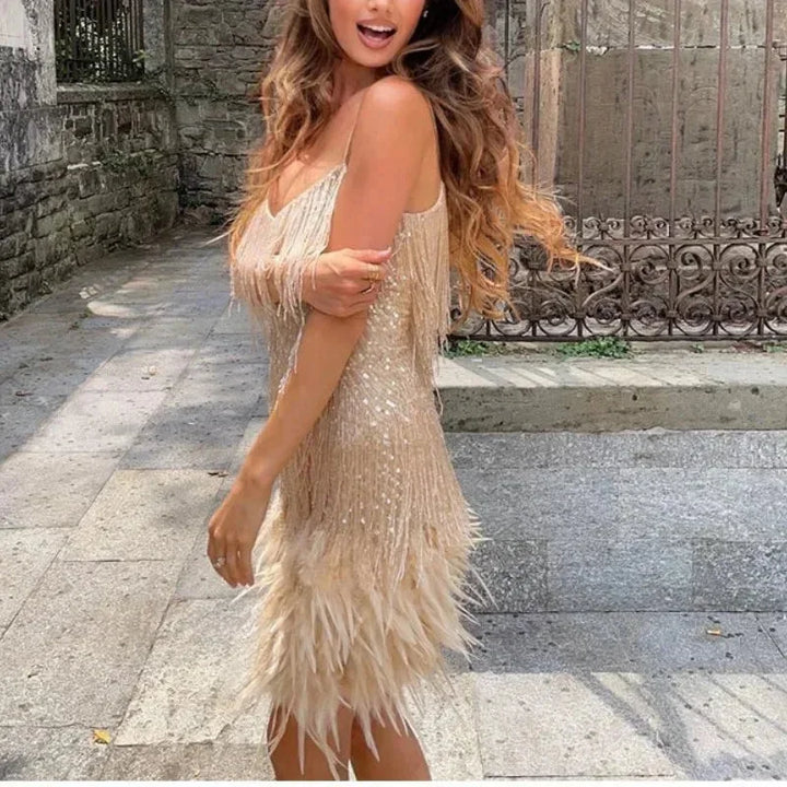 Vestito corto da sera con paillettes e piume, spalline sottili