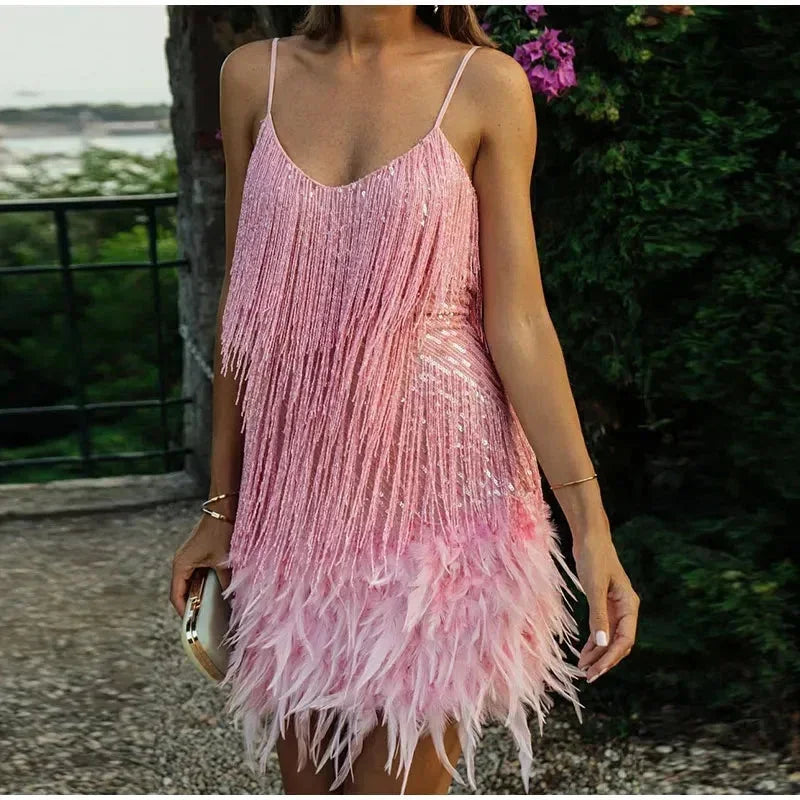 Vestito corto da sera con paillettes e piume, spalline sottili