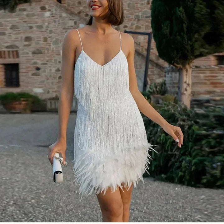 Vestito corto da sera con paillettes e piume, spalline sottili