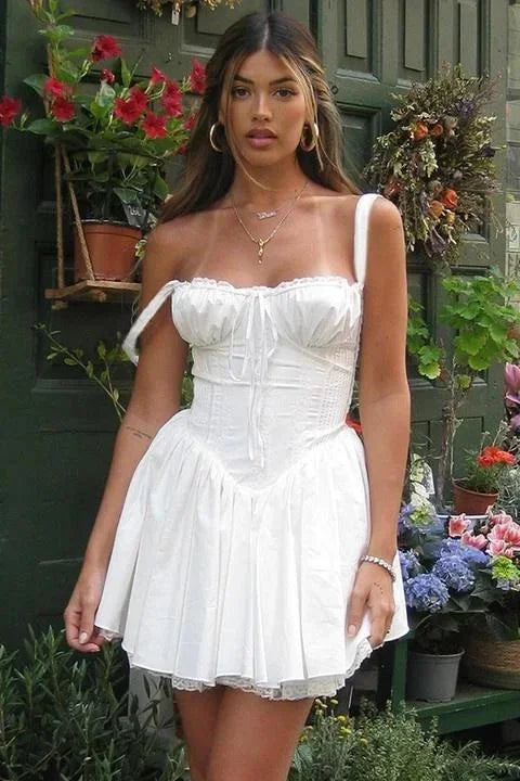 Vestito corto svasato con bretelle e scollo arricciato