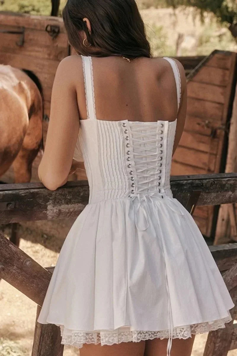 Vestito corto svasato con bretelle e scollo arricciato