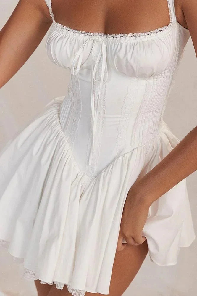 Vestito corto svasato con bretelle e scollo arricciato