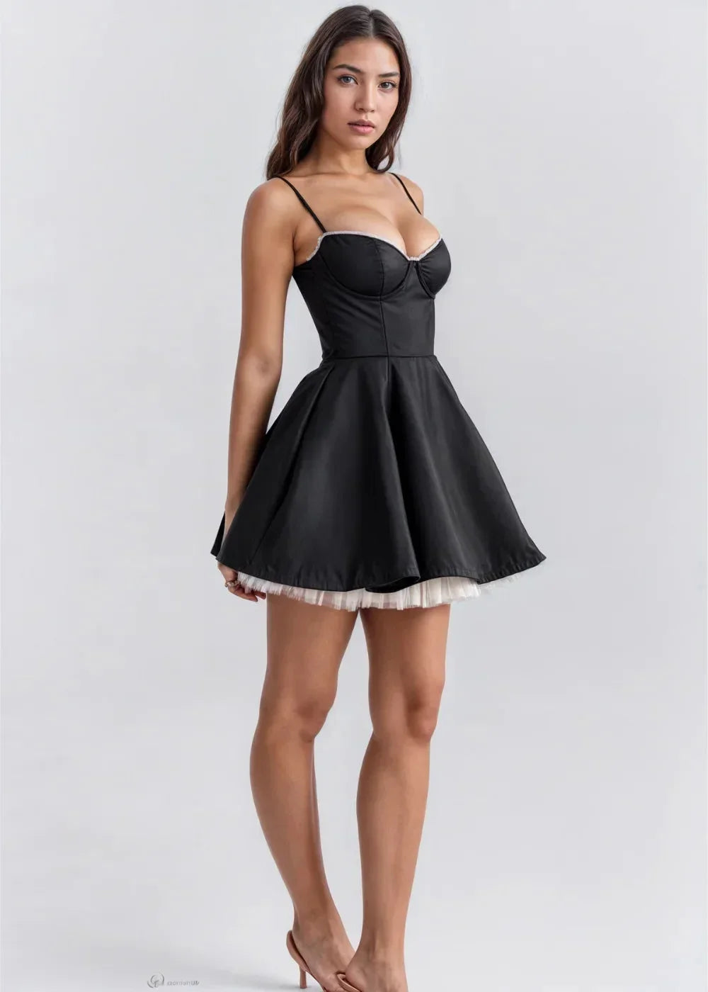 Vestito corto da donna con spalline sottili per serata estiva
