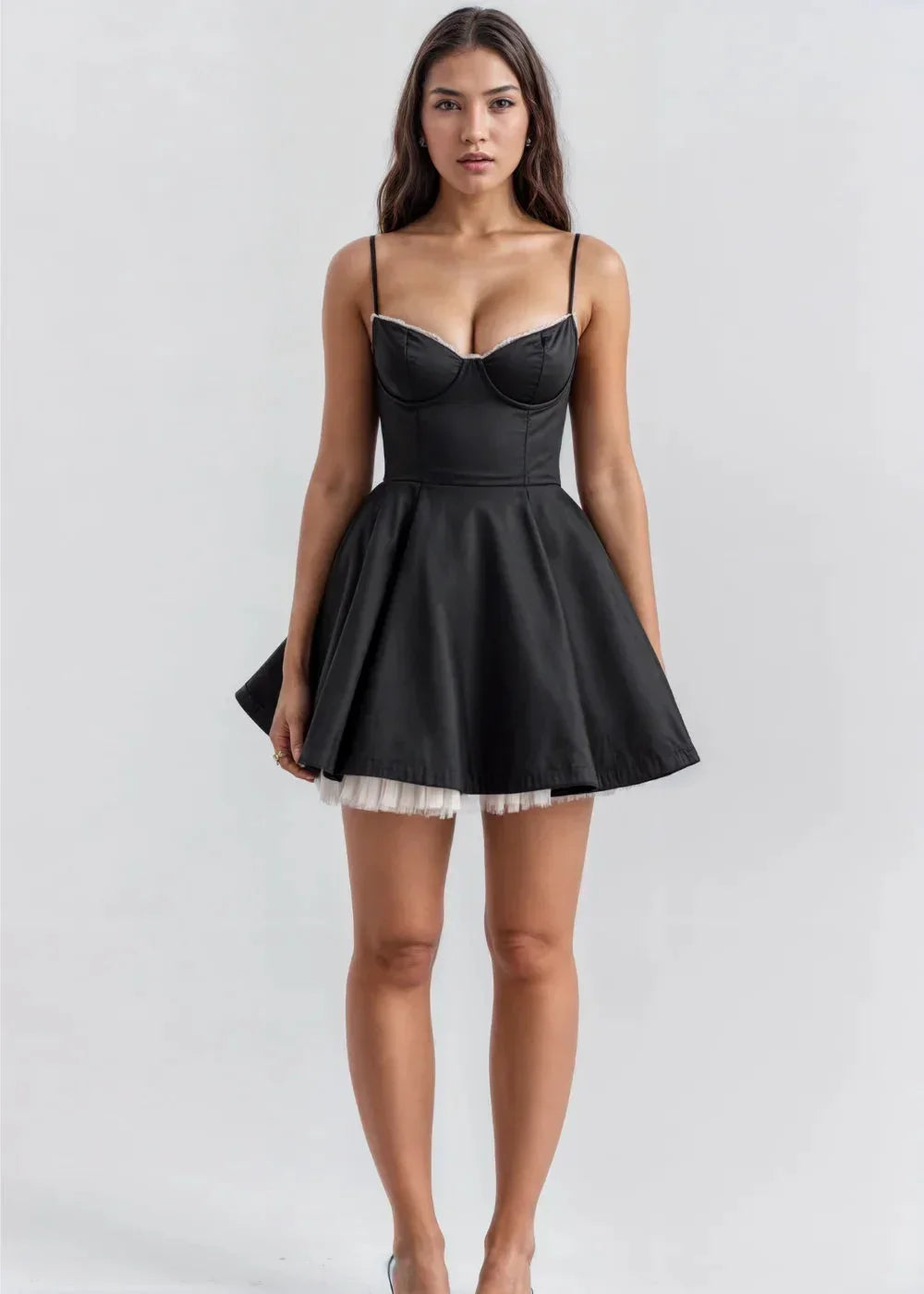 Vestito corto da donna con spalline sottili per serata estiva