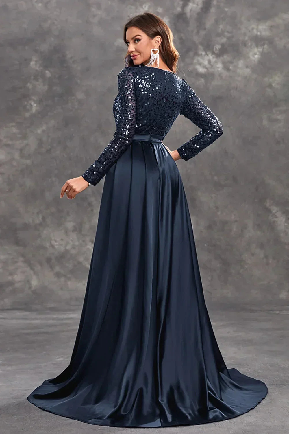 Vestito da sera lungo con paillettes e gonna fluida