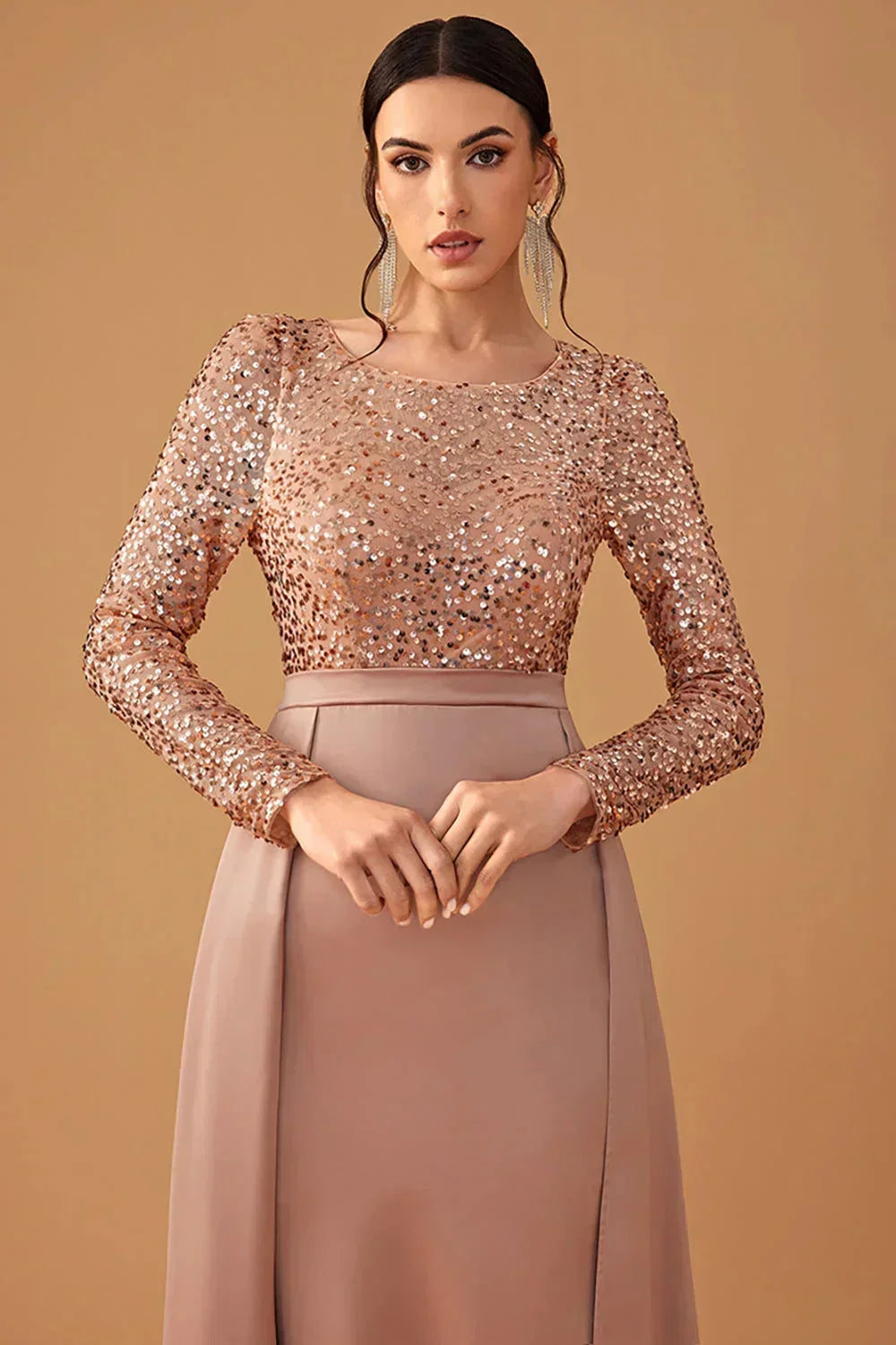 Vestito da sera lungo con paillettes e gonna fluida