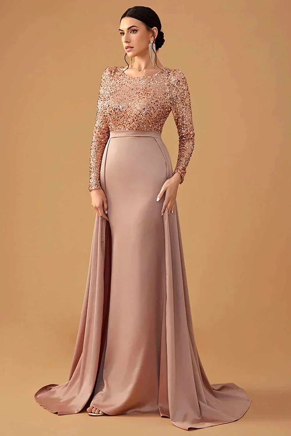 Vestito da sera lungo con paillettes e gonna fluida