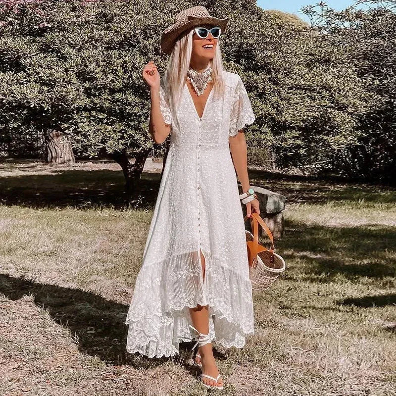 Vestito estivo bianco in pizzo, taglio high-low e scollo a V