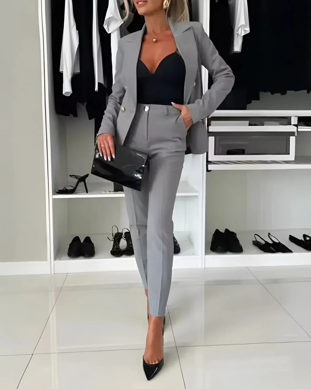 Completo da donna doppiopetto sartoriale con vestibilità moderna