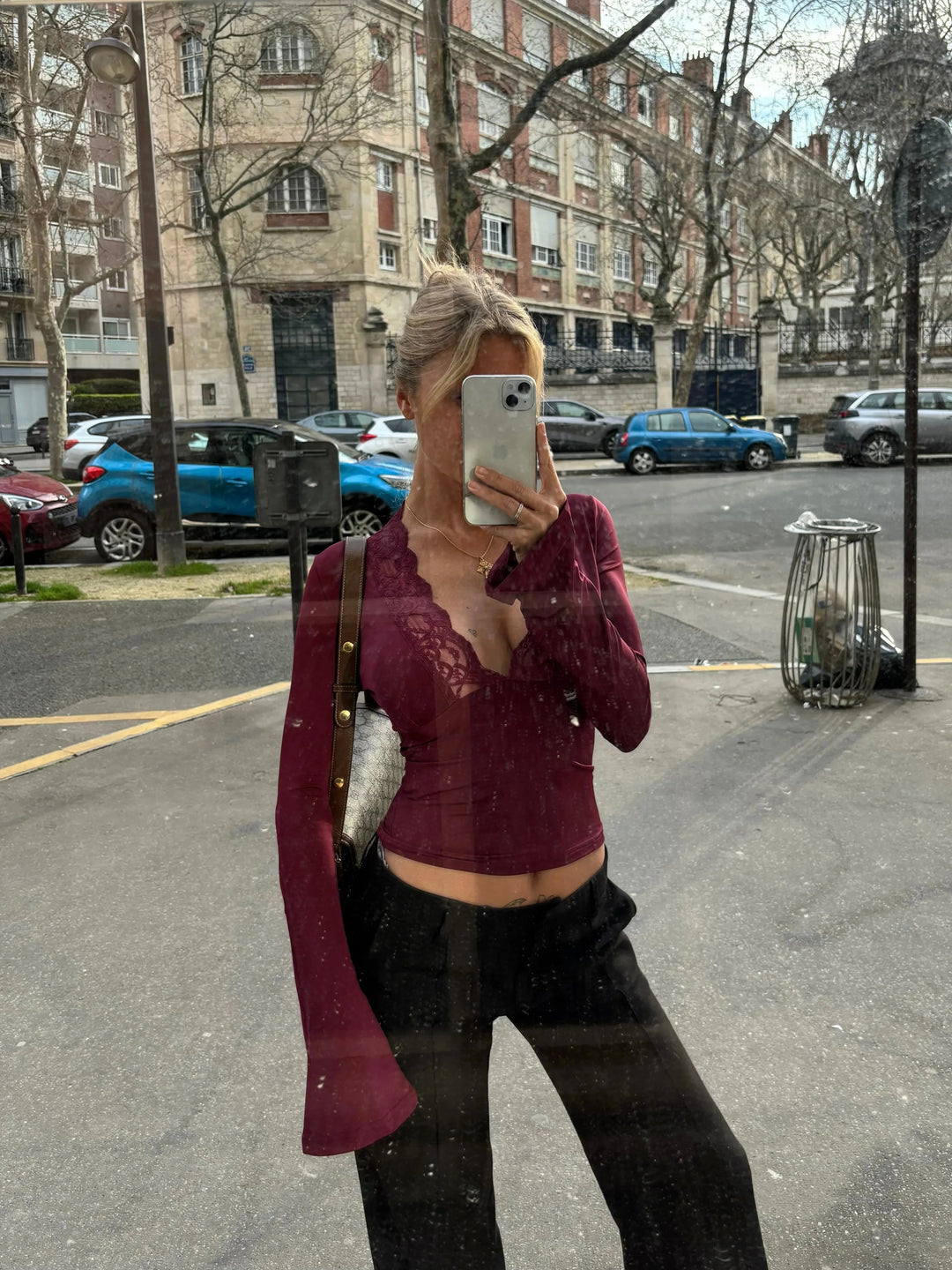 Top da donna bordeaux in pizzo con scollo a V e maniche svasate