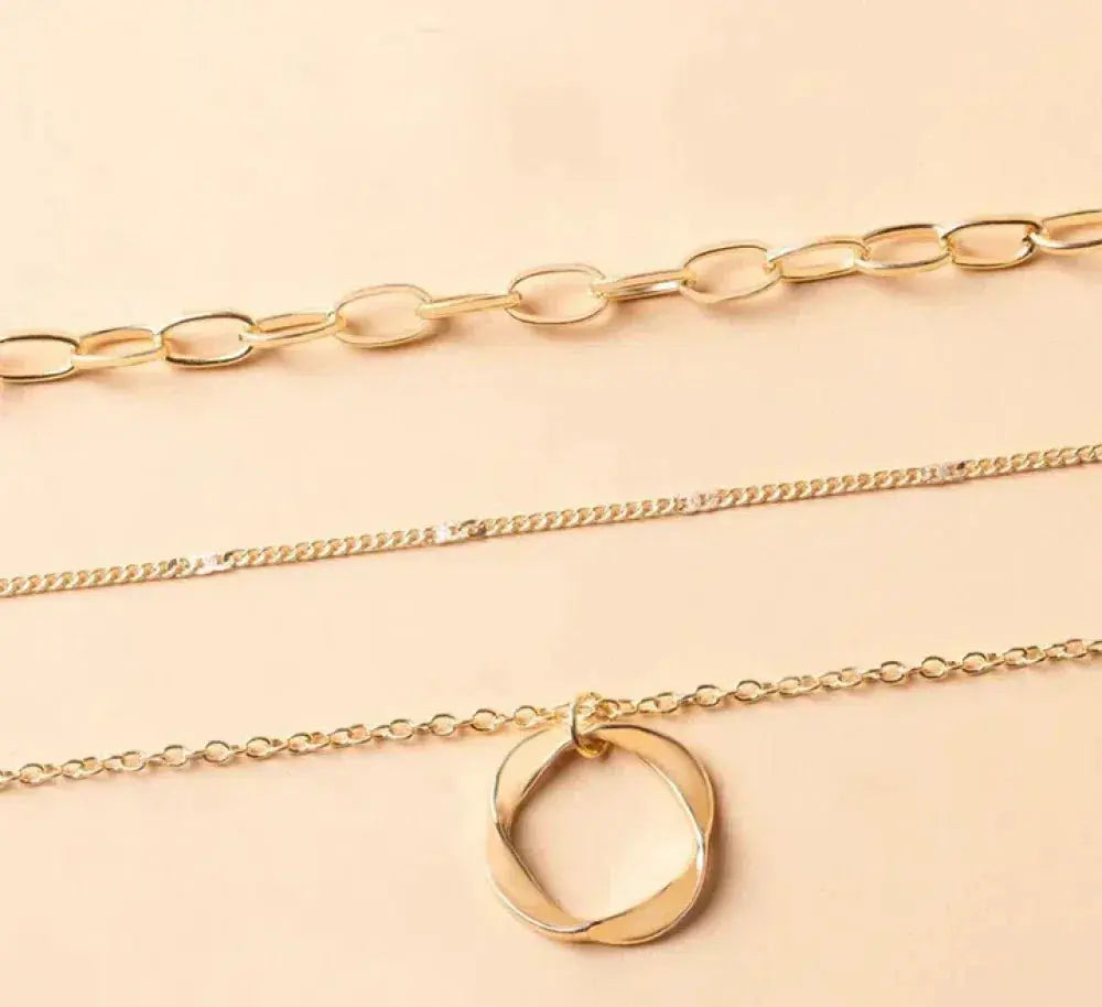 Collana classica in oro a strati con ciondolo