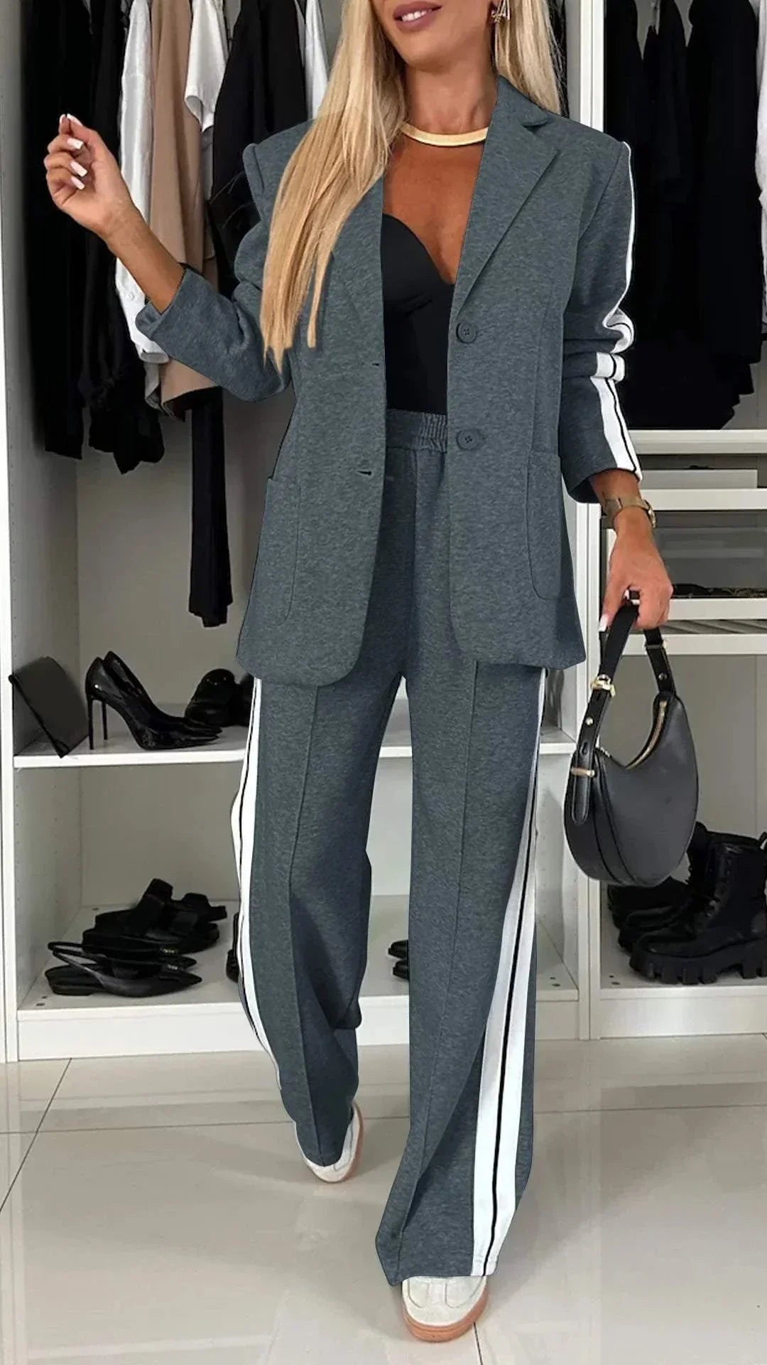 Completo blazer e pantaloni da donna con righe e tasche
