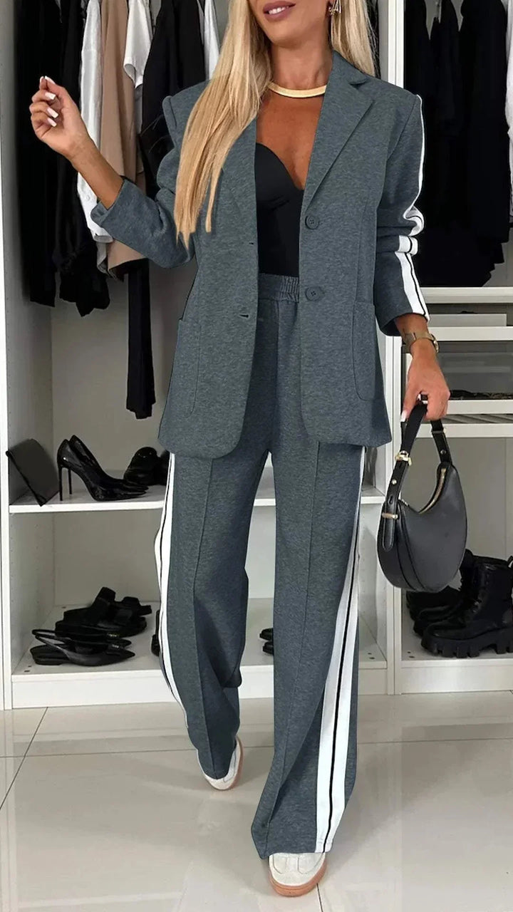 Completo blazer e pantaloni da donna con righe e tasche